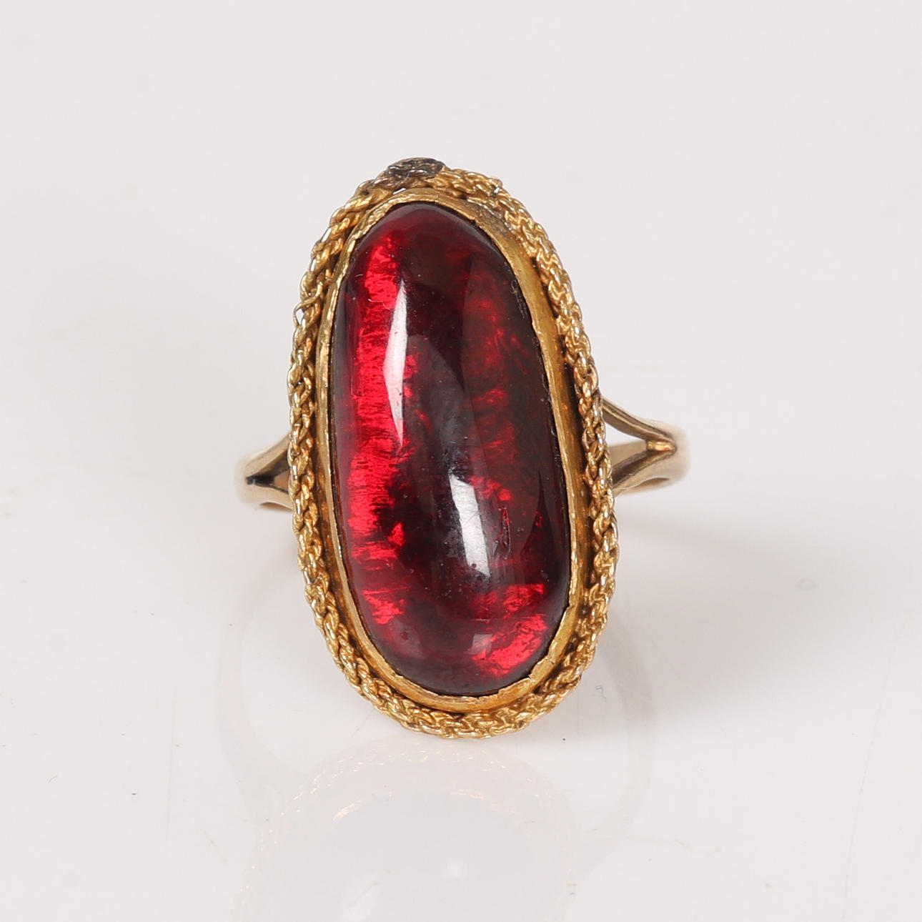 A 9 CARAT GOLD & RED FOIL BACK GLASS RING.
