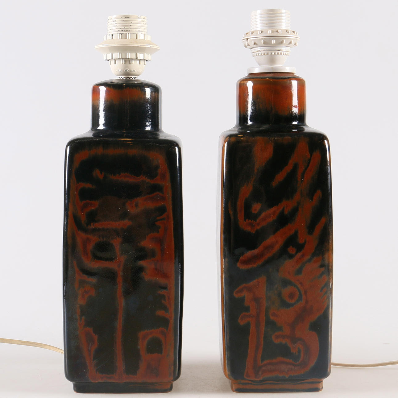 BORDSLAMPOR, ett par, stengods, "Sultan", Carl Harry Stålhane, Rörstrand, 1900-talets mitt.