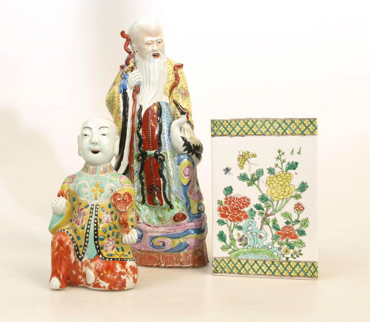 PRYDNADSFÖREMÅL, porslin, 3 delar, Kina, 1900-tal.