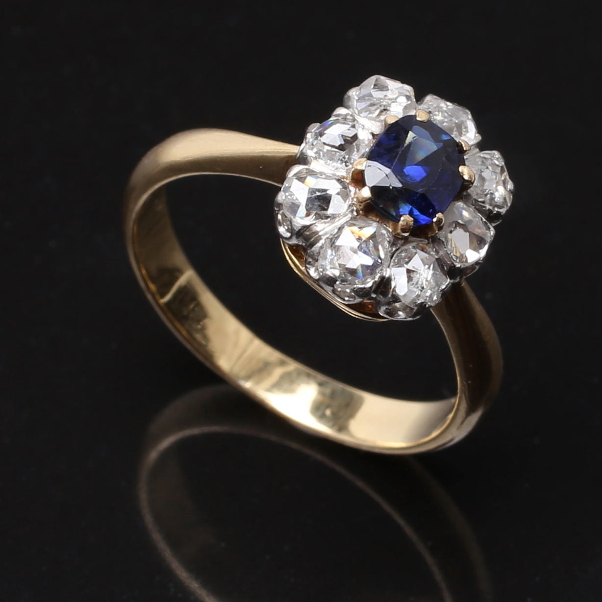 RING i 14 K gult guld, karmosémodell med diamanter, moissaniter och blå smaragd.