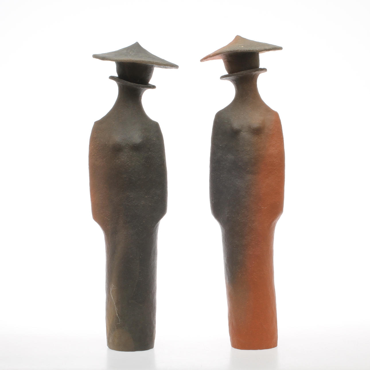 ANDERS GOTTFRIDSSON. Skulpturer / karaffer, 2 st, lergods, kvinnofigurer, signerade.