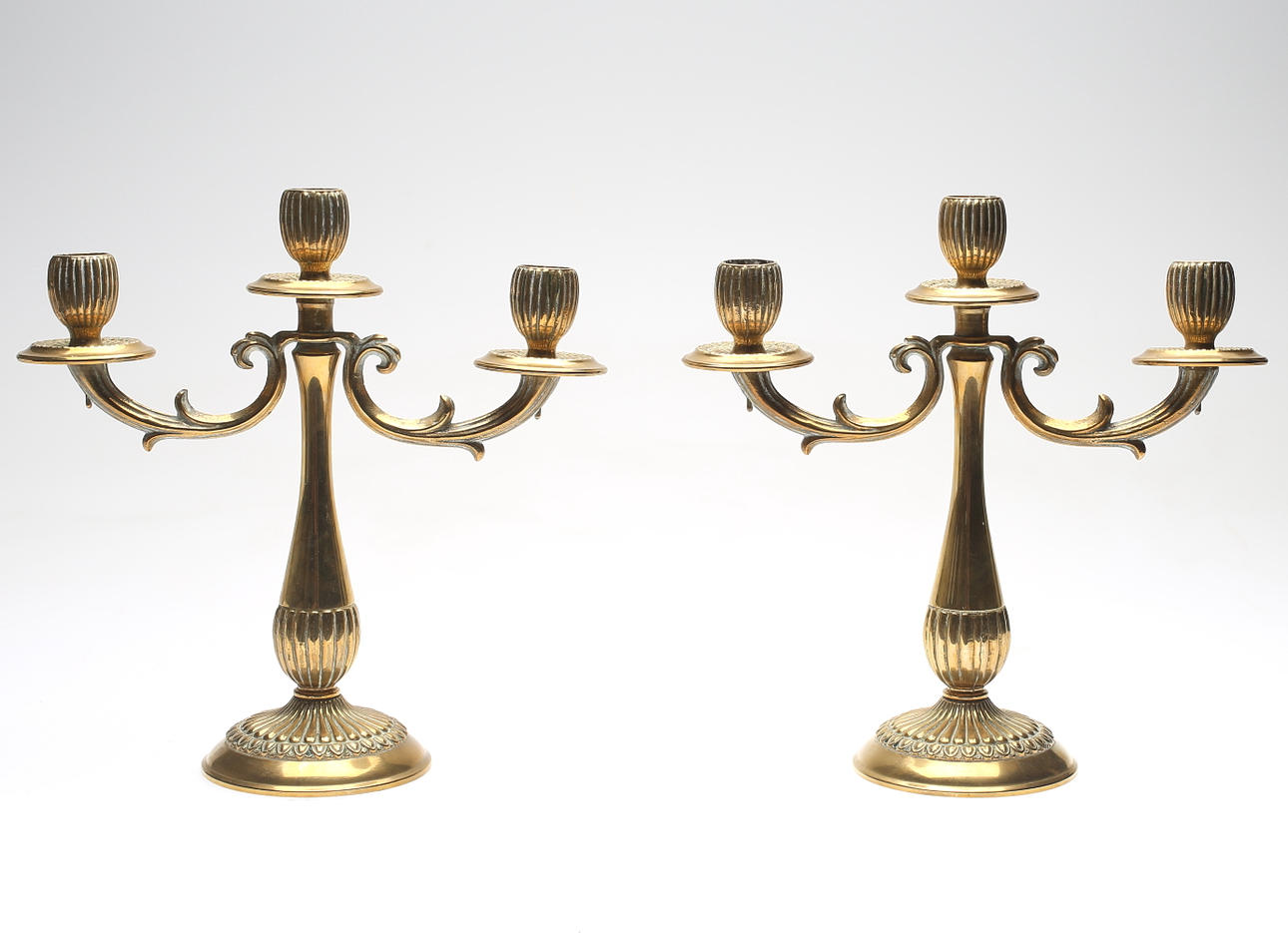 KANDELABER, ett par, förgyllda, 1900-tal.