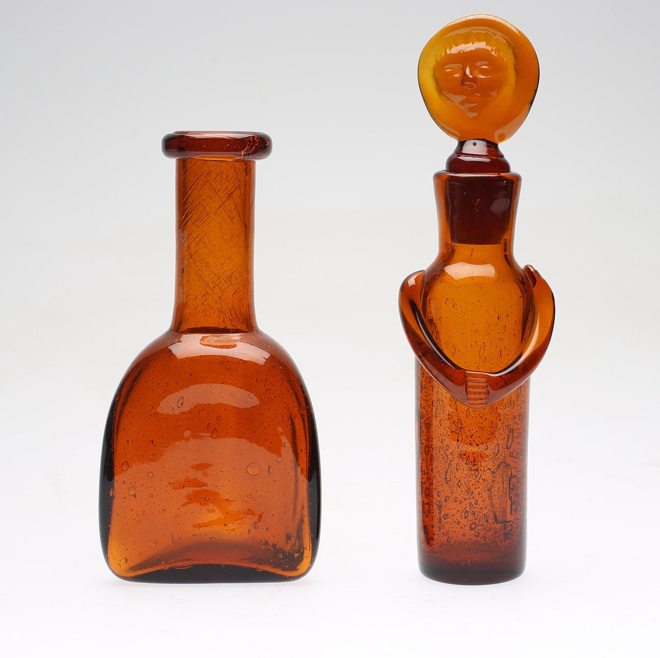 FLASKOR, 2 st, konstglas, Erik Höglund, Boda.