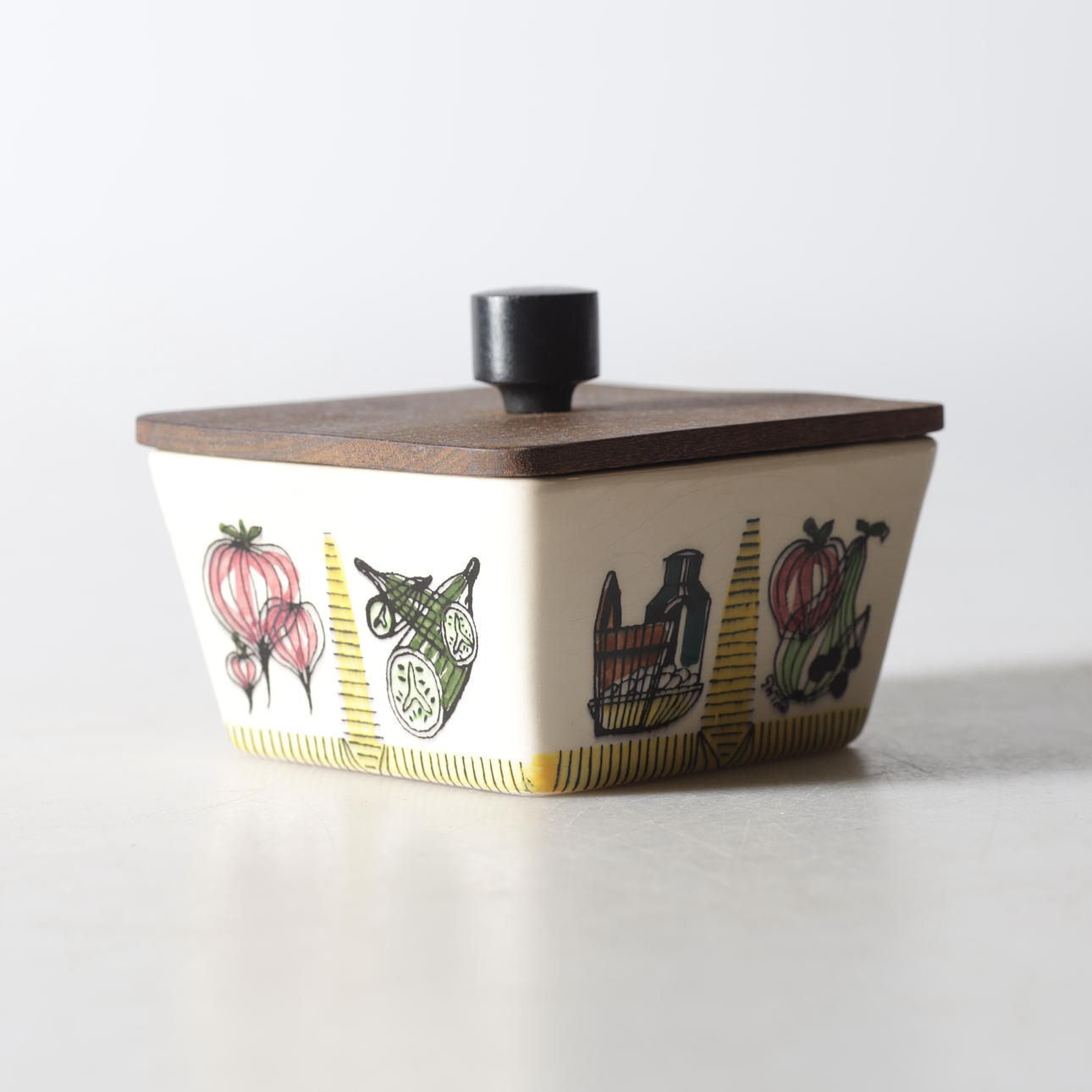 A PORCELAIN BUTTER JAR, Deco, Hälsingborg.