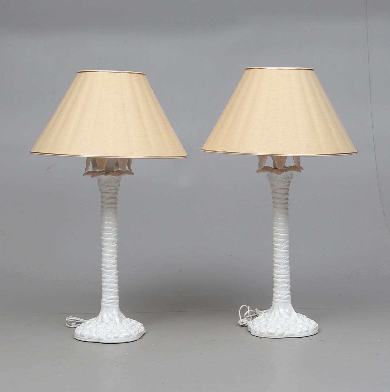 BORDSLAMPOR, ett par, porslin, troligen italienska.