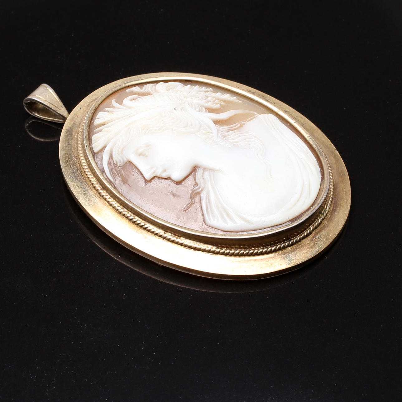 HÄNGE i 14 K gult guld med snäckskalscamé. Malmö 1921.