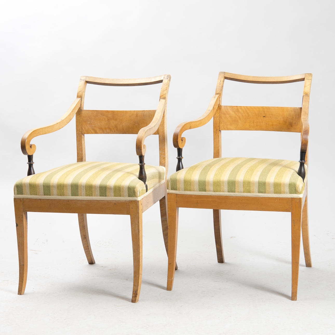 KARMSTOLAR, 1 par, björk med svärtade detaljer, empire.