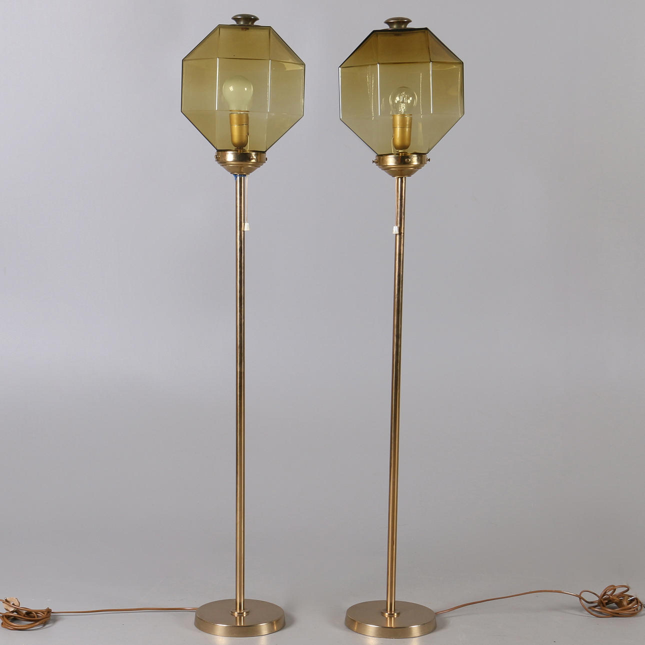 GOLVLAMPOR, ett par, mässing och glas, Bergboms, 1900-talets andra hälft.