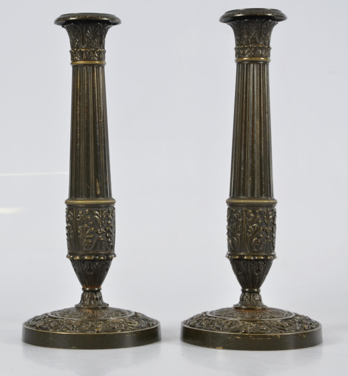 LJUSSTAKAR, 1 par, Empire, mörkpatinerad brons, 1800-tal.