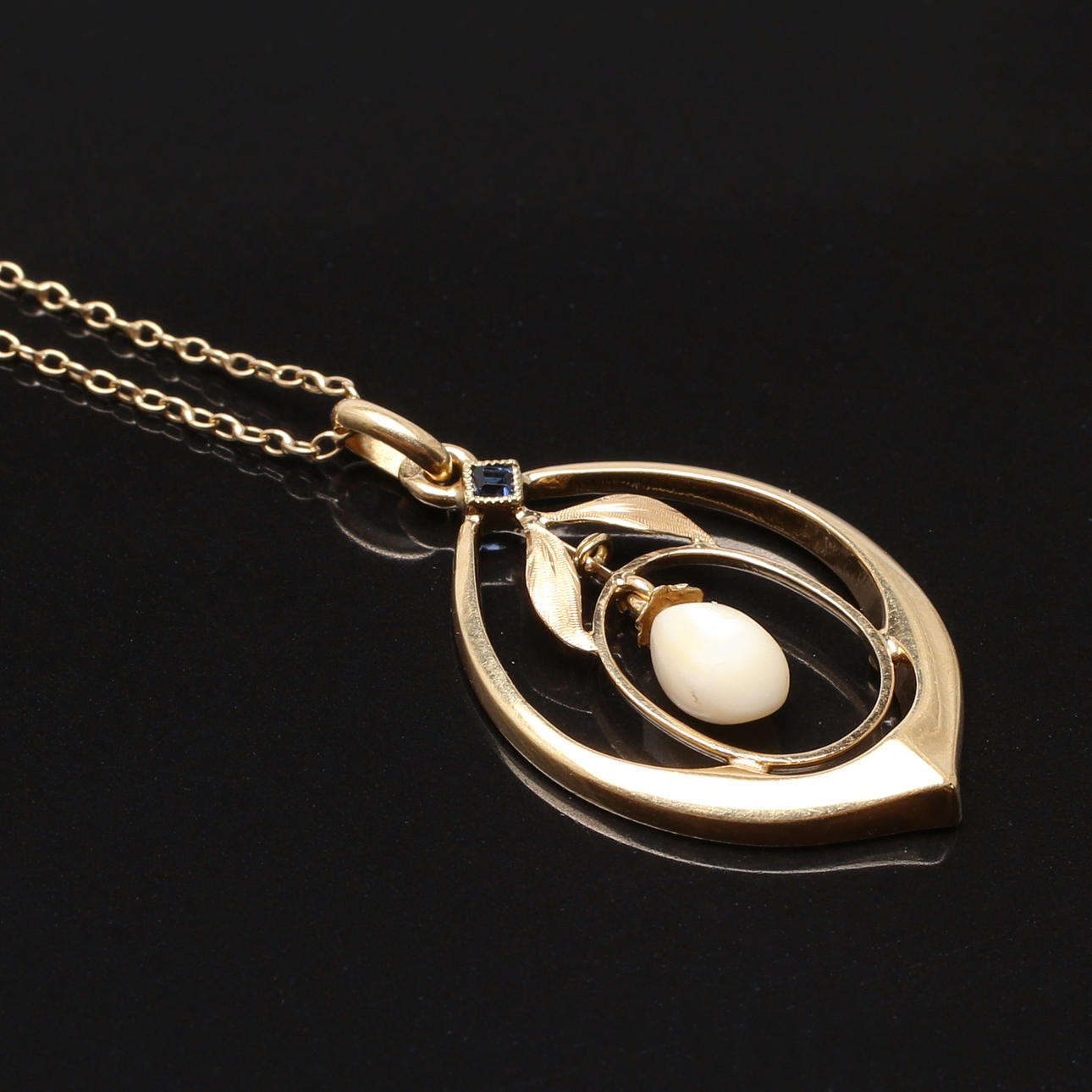 HÄNGE i 18K gult guld, blå smaragd samt pärlemo, medföljer länk i 14K guld.