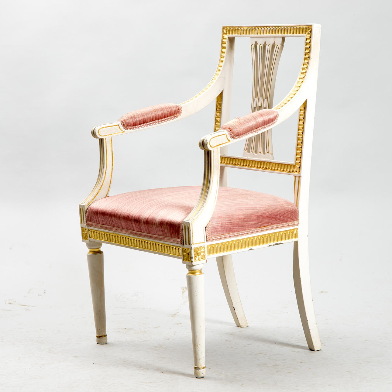 KARMSTOL, vitmålad med förgyllningar, gustaviansk stil, 1800-tal.