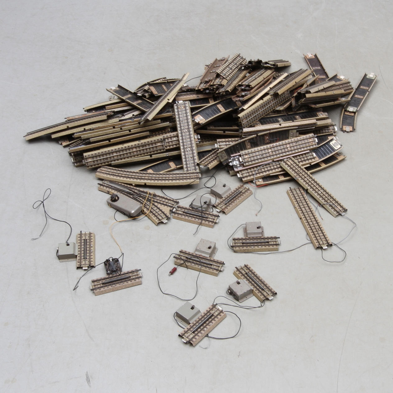 MÄRKLIN äldre räls med mittledare. Cirka 130 från 1950-tal och cirka 20 med större avstånd mellan syllarna.