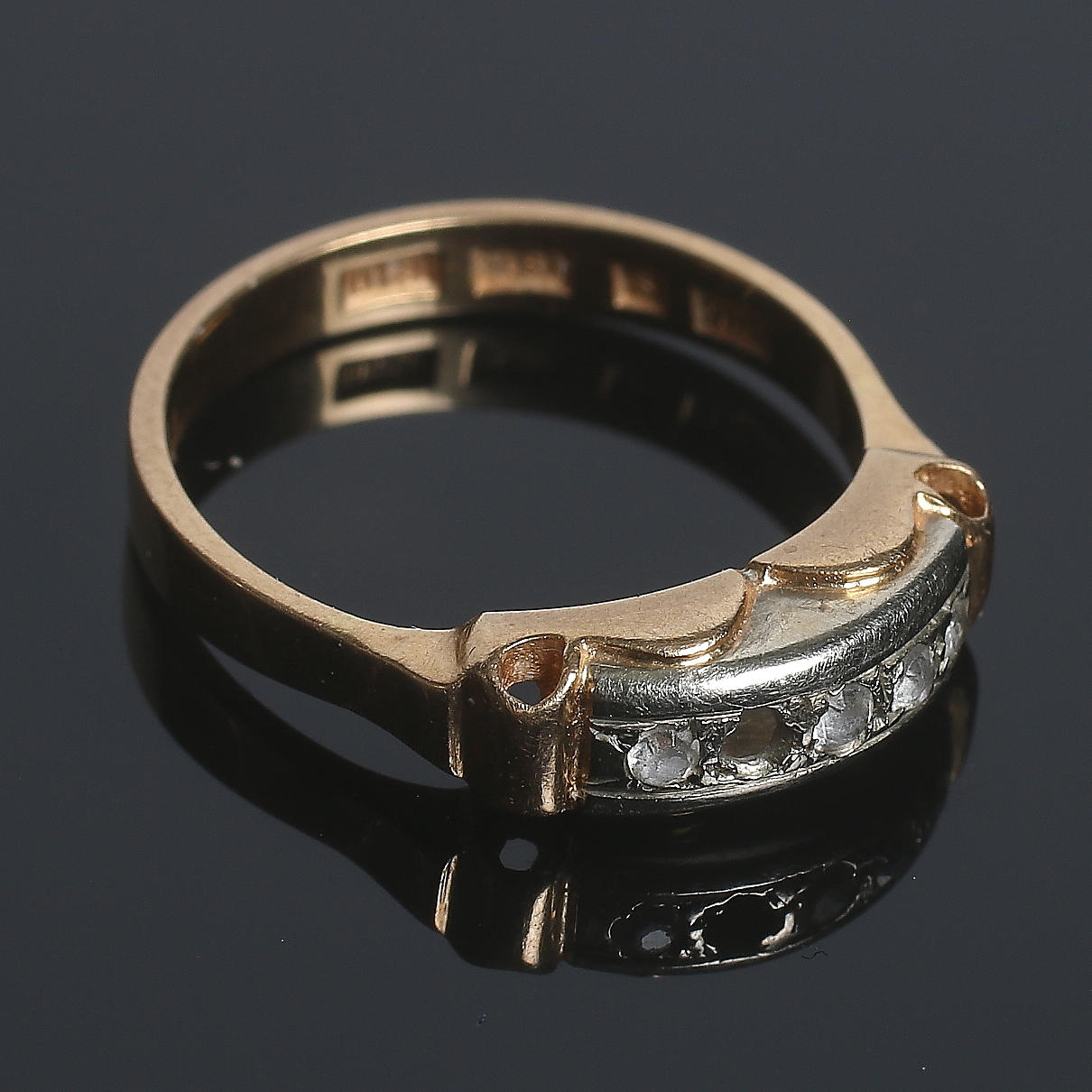 HALVALLIANSRING, 18k guld samt vita stenar, Ekmans Guldkedja, Sundsvall. Totalvikt 3 gram.