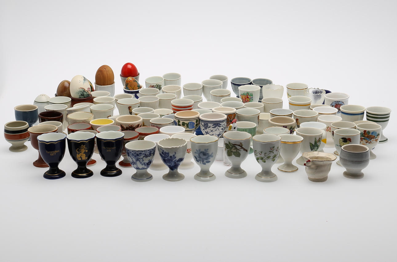 ÄGGKOPPSSAMLING, 98 stycken, bl.a" Blå Blomster", "Musselmalet" , Royal Copenhagen m fl, Danmark.