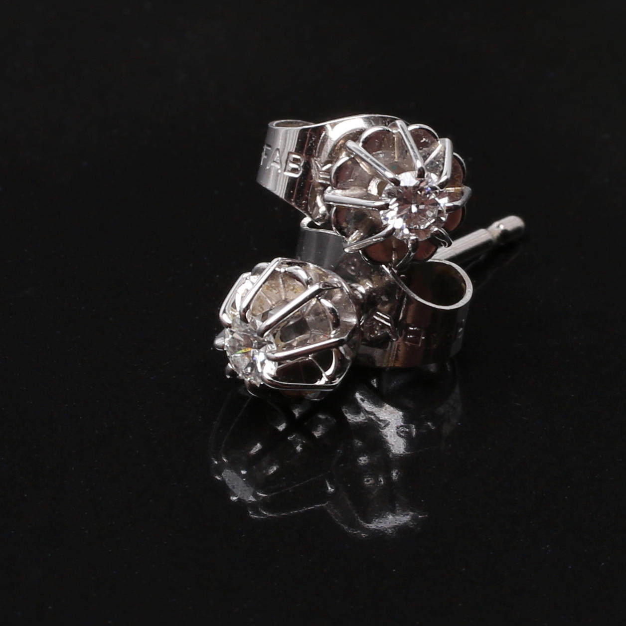 ÖRHÄNGE, ett par i 18K vitguld med vita stenar, GFAB.