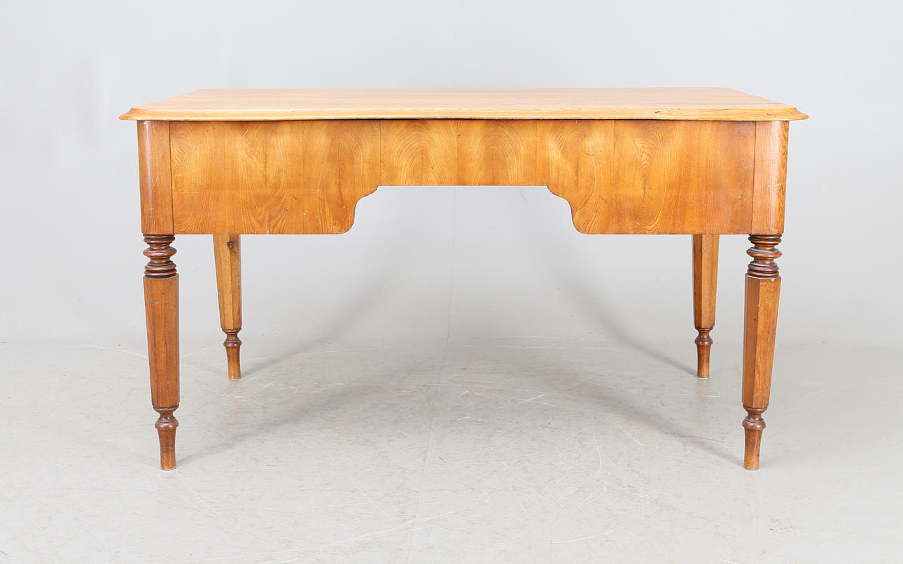 SKRIVBORD, valnöt och furu, 1800-tal.