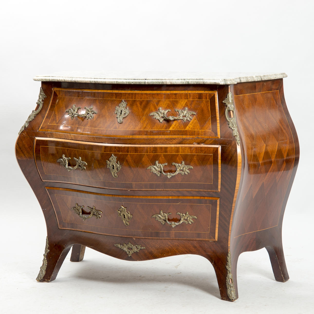 BYRÅ MED STENSKIVA, 3-lådig, mahogny/bronser, rokokostil, 1900-tal.