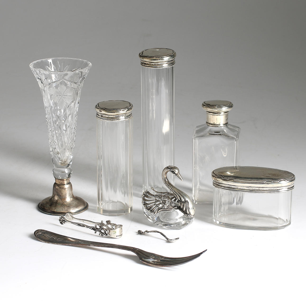 SILVER/GLASFÖREMÅL, 8 delar, 18/1900-tal.