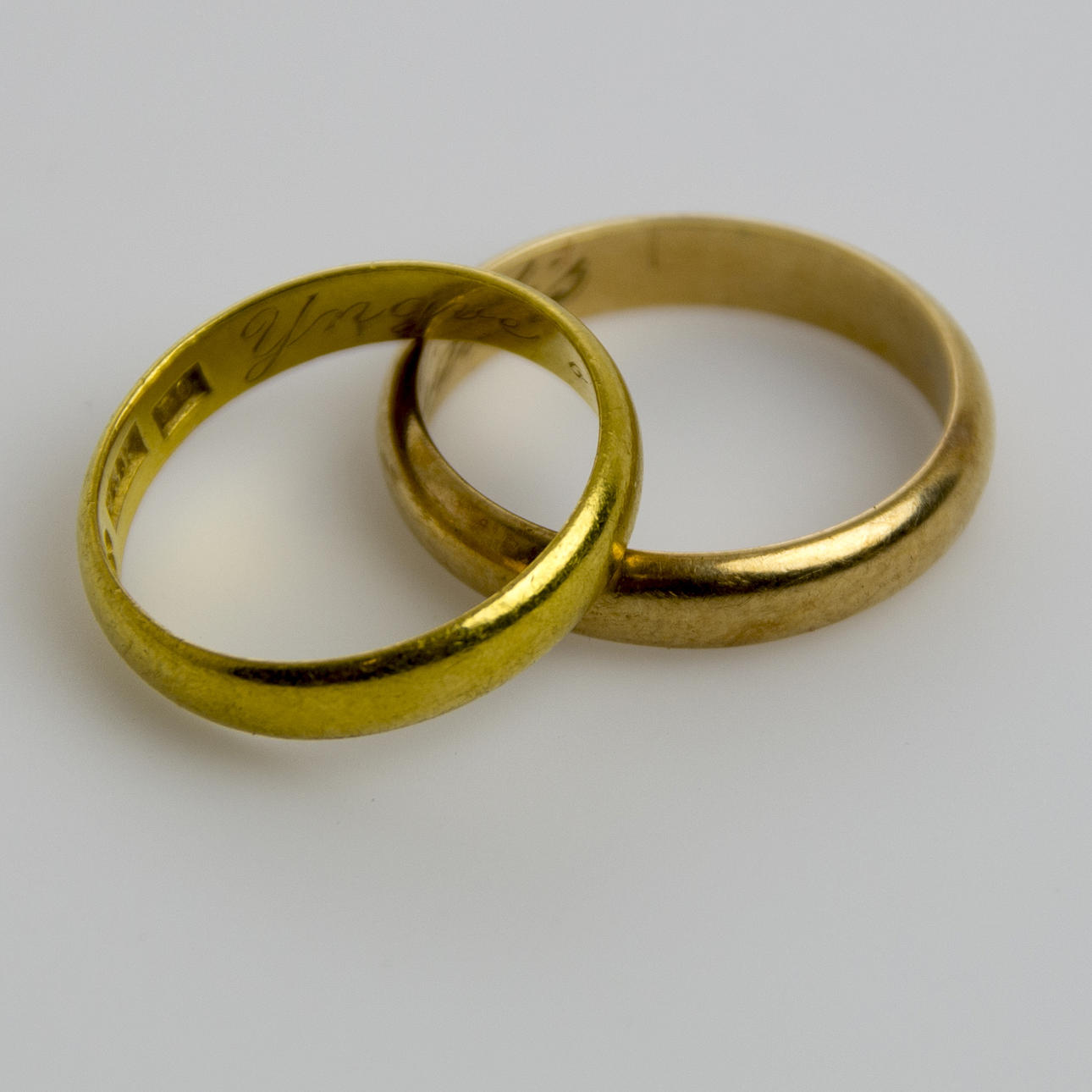 ALLIANSRINGAR, 2 stycken, 14K samt 23K guld.