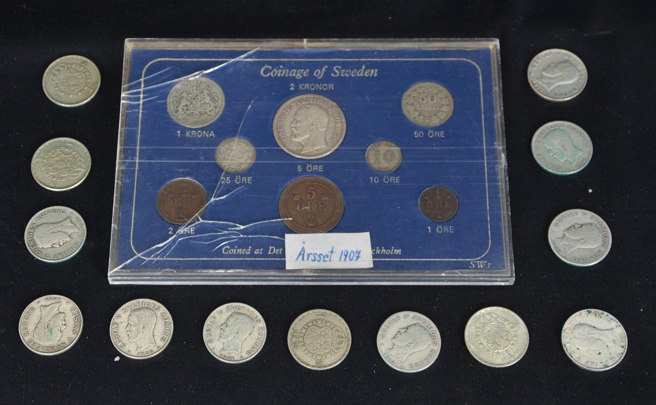 ÅRSSET, Sverige, 1907, medföljer 13 enkronor, silver.