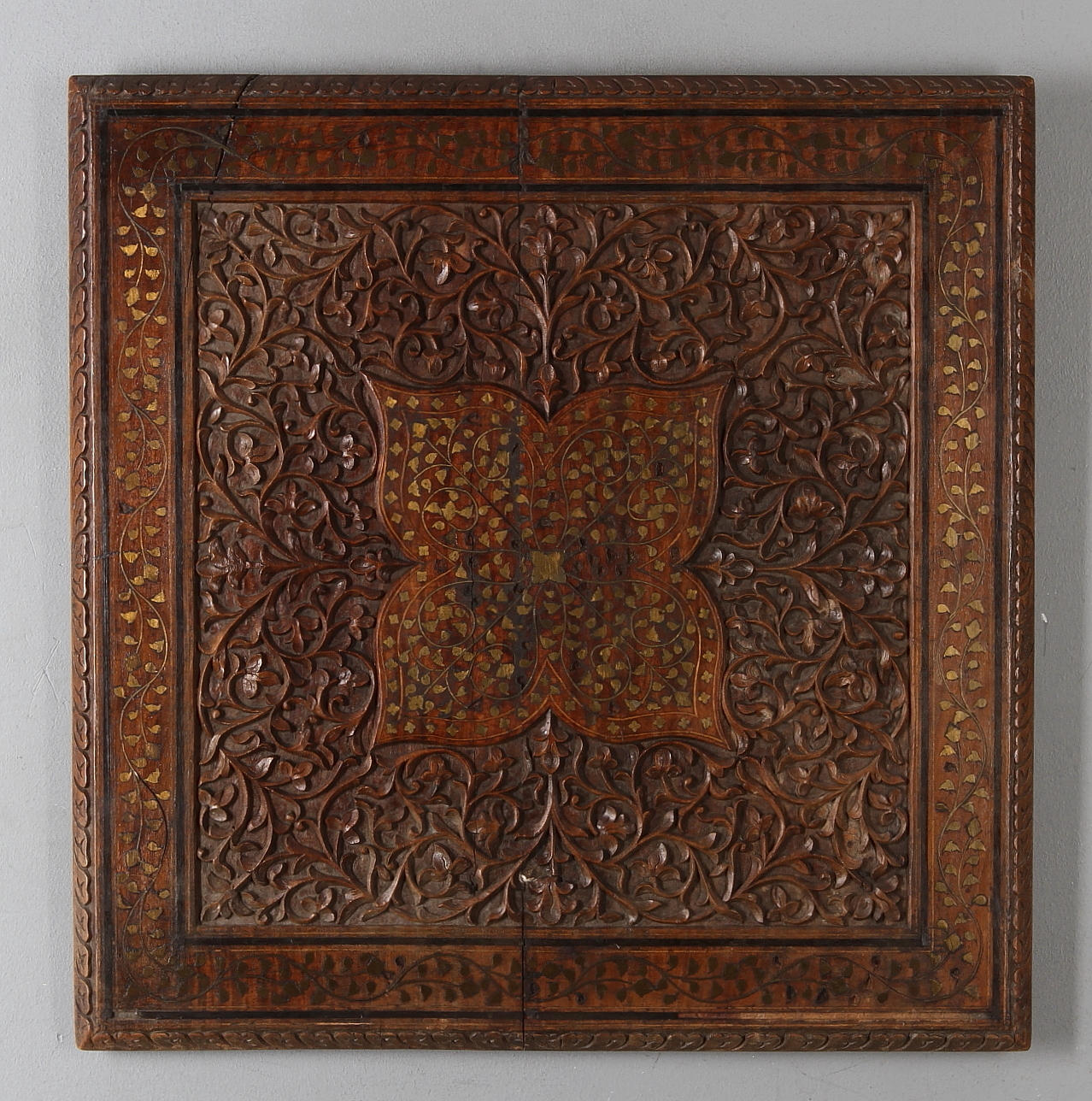 VÄGGPANEL / BORDSSKIVA, skuret trä, orientalisk.