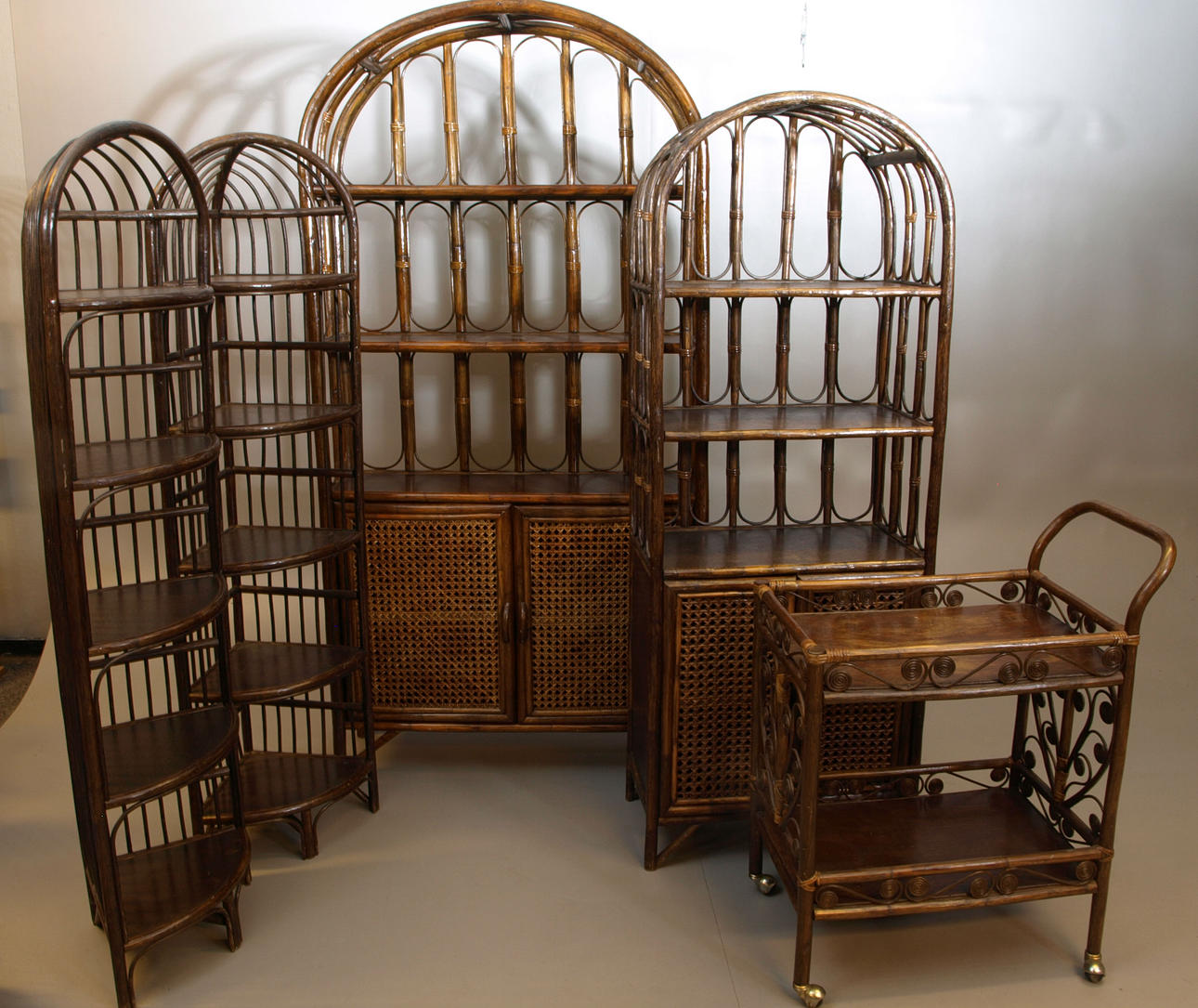 HYLLOR, SKÅP OCH SERVERINGSVAGN, brunbetsad rotting, 5 delar, 1900-talets andra hälft.