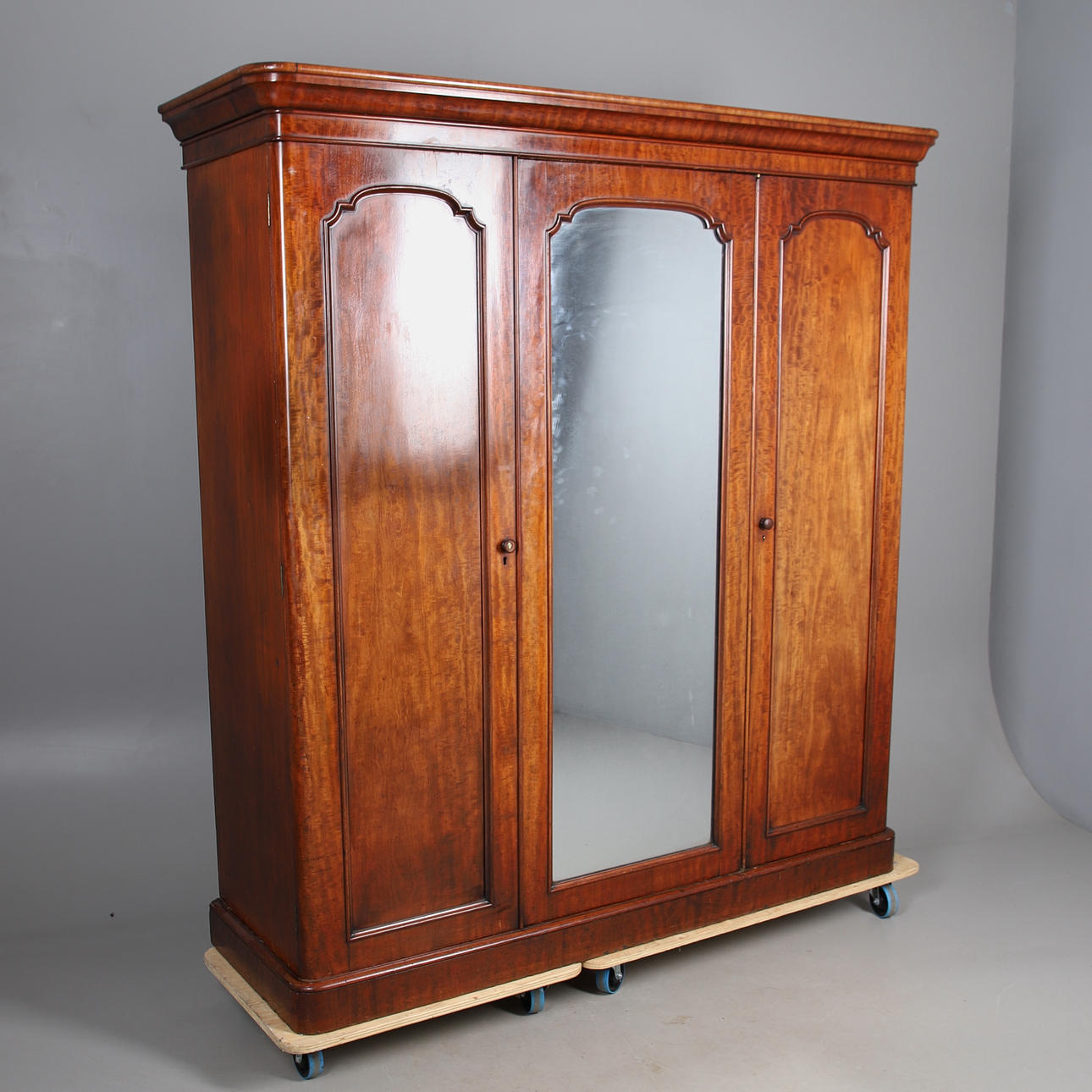 A VICTORIAN MAHOGANY THREE DOOR WARDROBE.