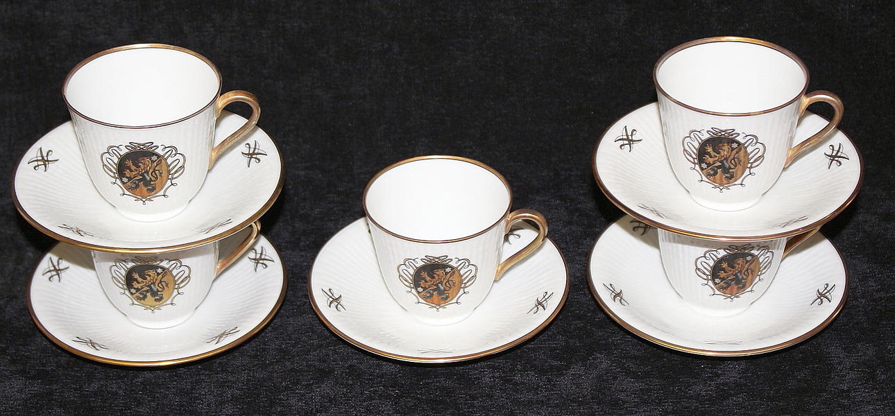 KAFFESERVIS, 5 koppar med fat, benporslin, västergötlands vapen.