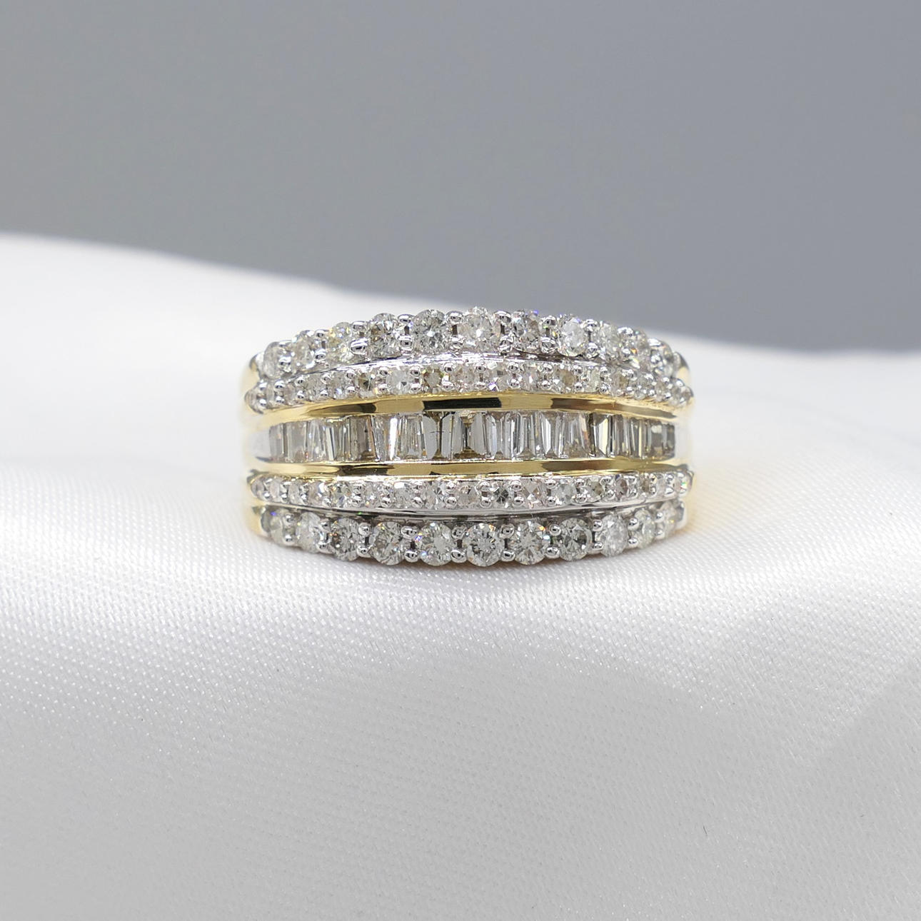 1.00CT DIAMOND dress ring.