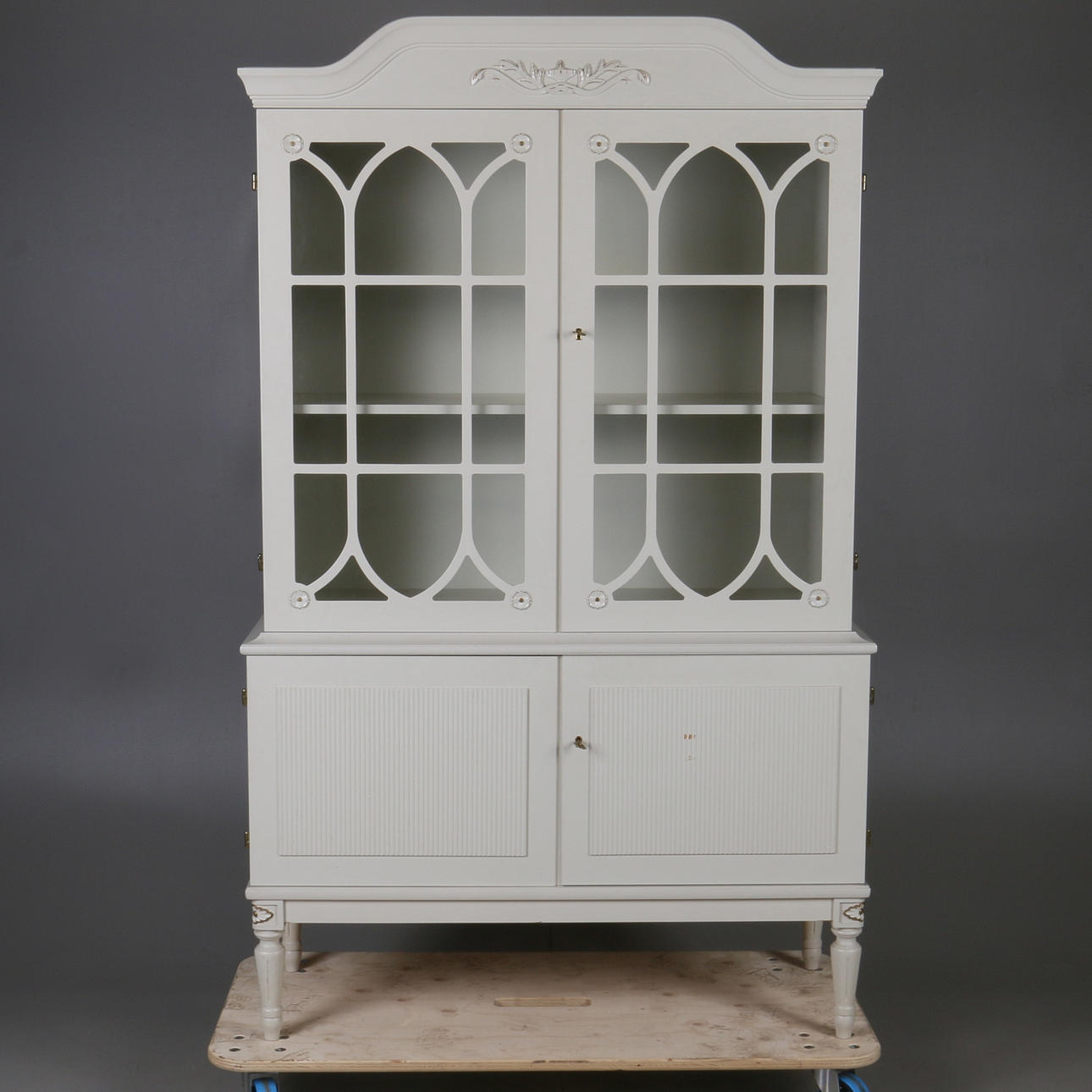 VITRINSKÅP, gustaviansk stil, 1900-tal.