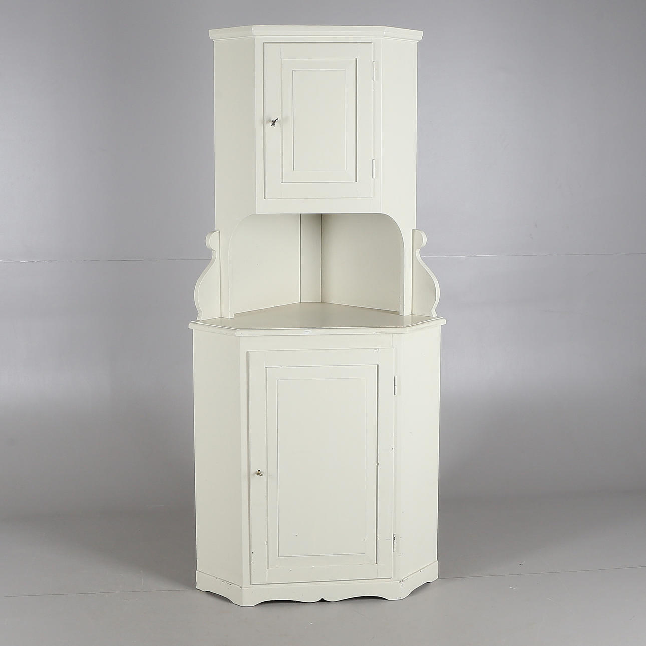 HÖRNSKÅP, trä, 1900-tal.