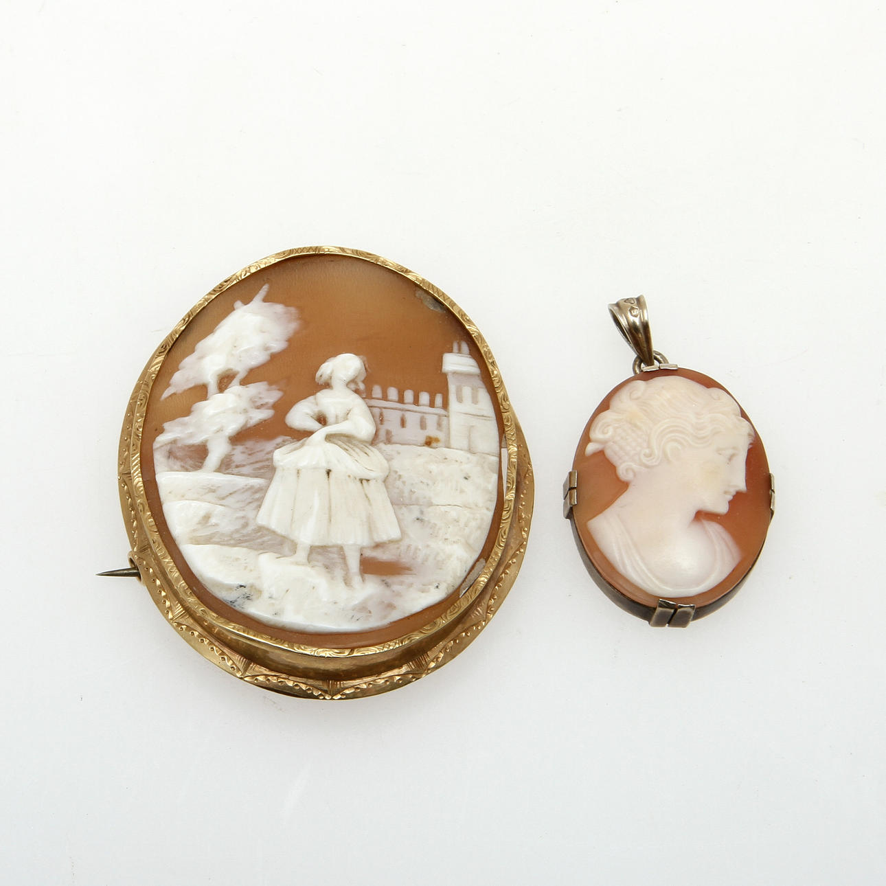 HÄNGE samt BROSCH, 18K guld samt silver med snäckskalskaméer.