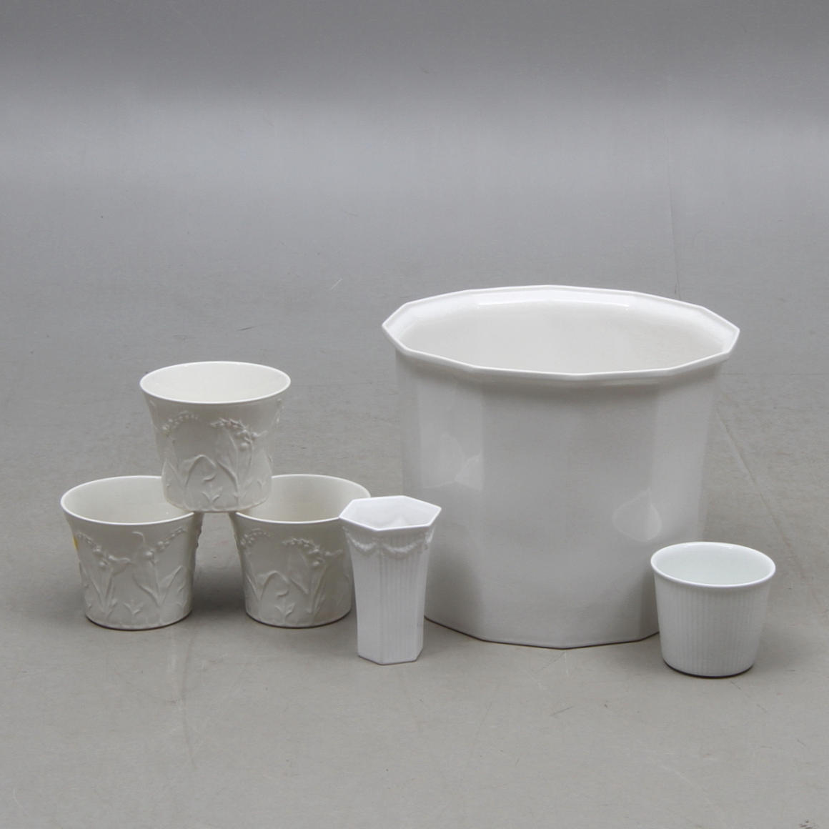 YTTERFODER, 5 st, samt VAS, porslin, bland annat "Octavius", "Liljekonvalj", Gustavsberg.