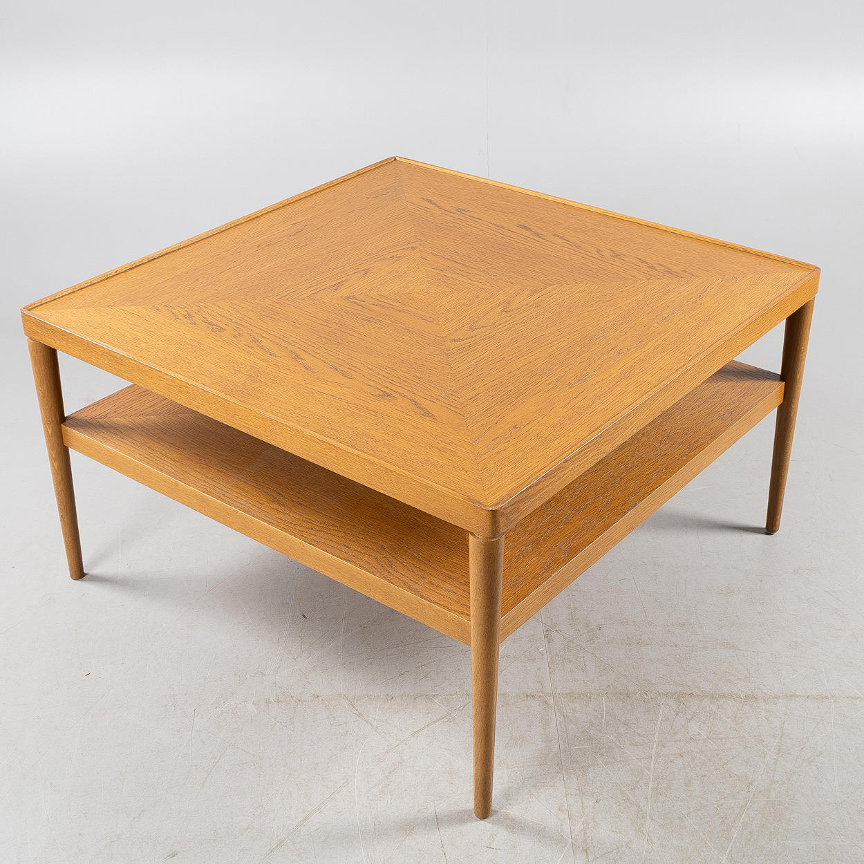 Ein Couchtisch „Stockholm“, mit Eiche furniert, IKEA Ende des 20. Jahrhunderts. Möbel - Couchtische