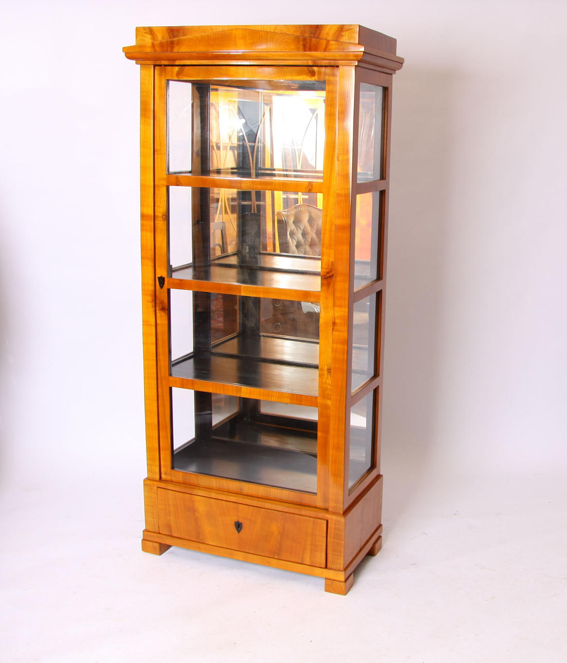 VITRINSKÅP. Biedermeier.