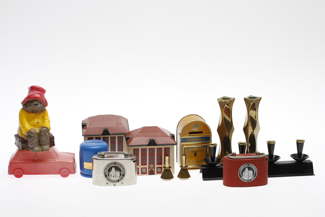 SPARBÖSSOR och LJUSSTAKAR, 1900-tal.