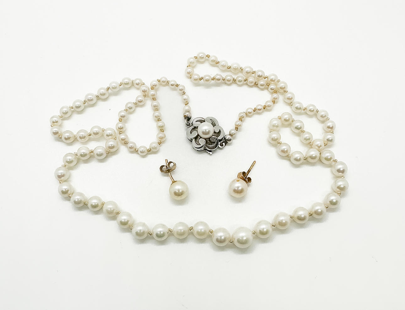 PEARL NECKLACE & EARRINGS, silver/gold.