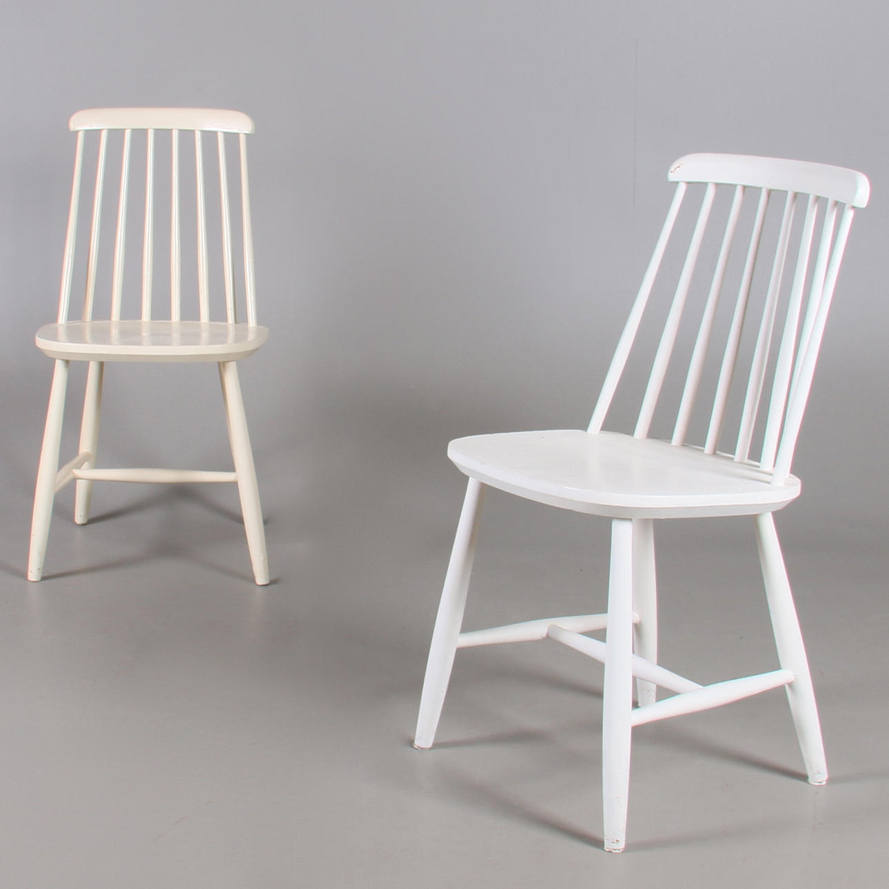 PINNSTOLAR, 2 st. Bemålade, 1900-tal.