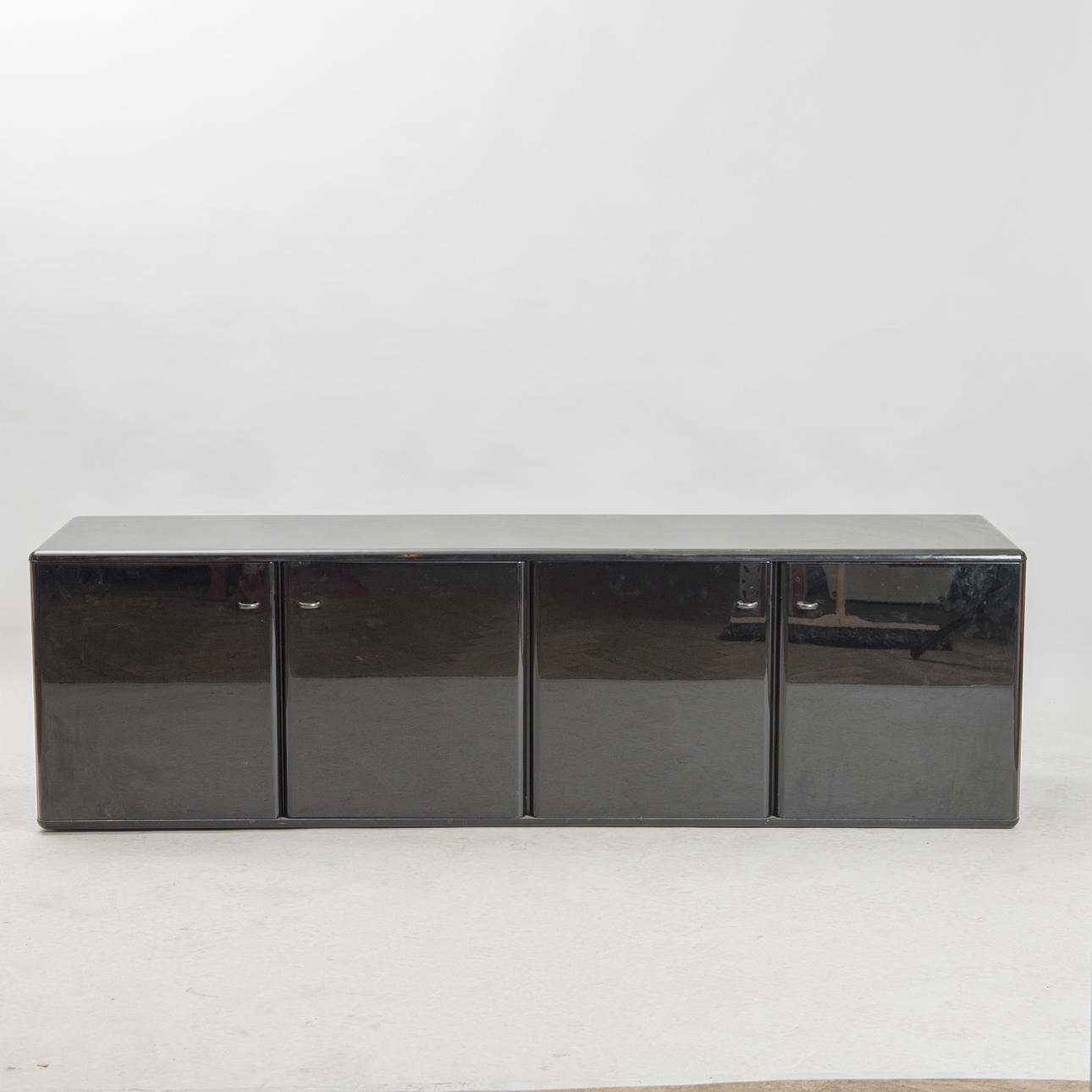 SIDEBOARD, svartlackerat trä, Behr.