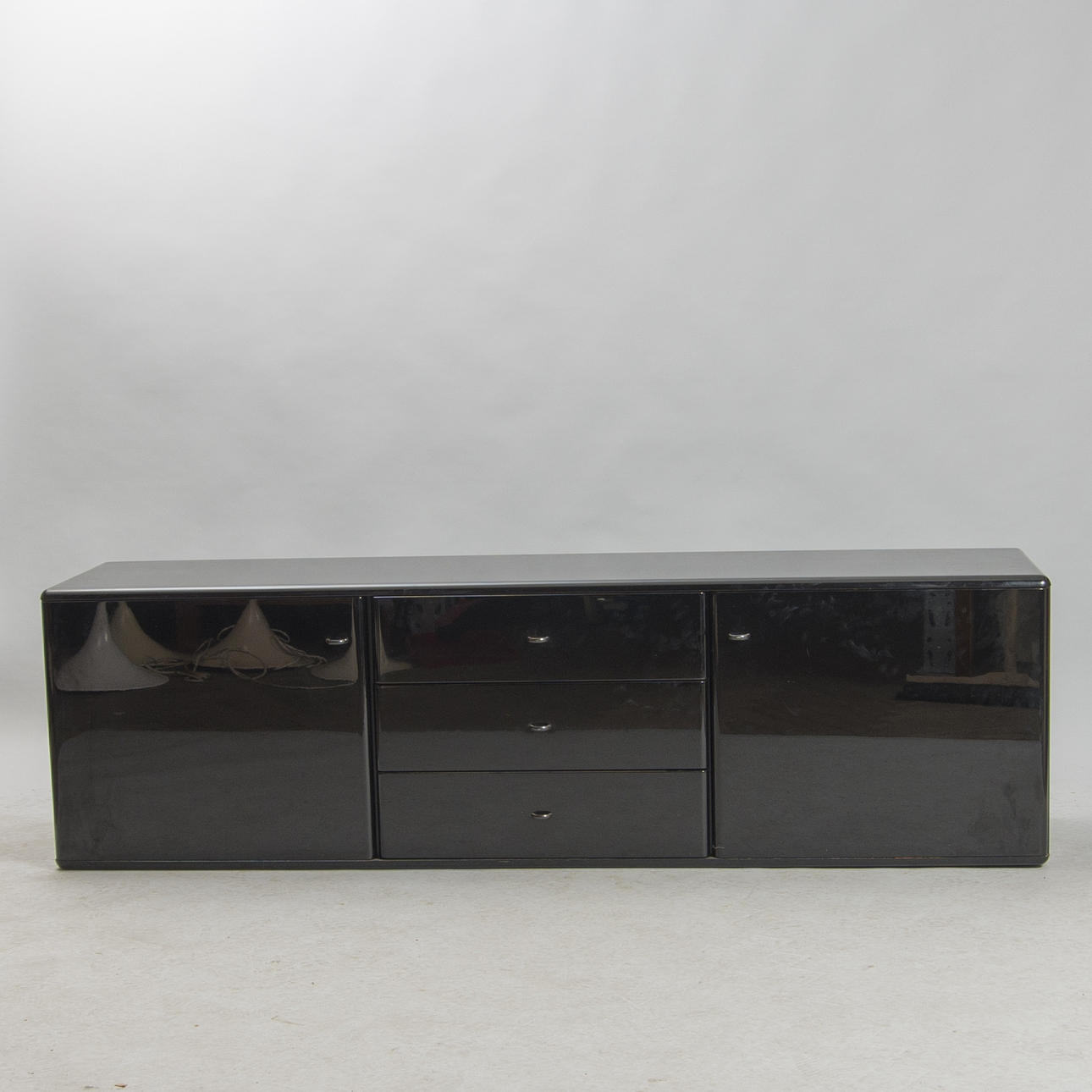 SIDEBOARD, svartlackerat trä, Behr.