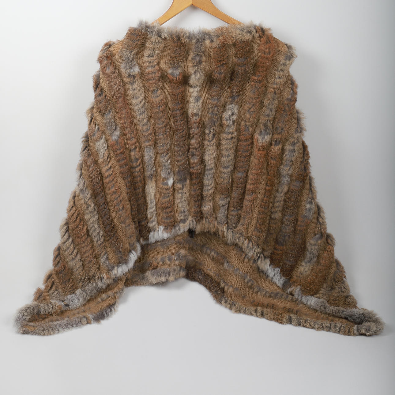 Un poncho, piel de conejo/textil, década de 2000.