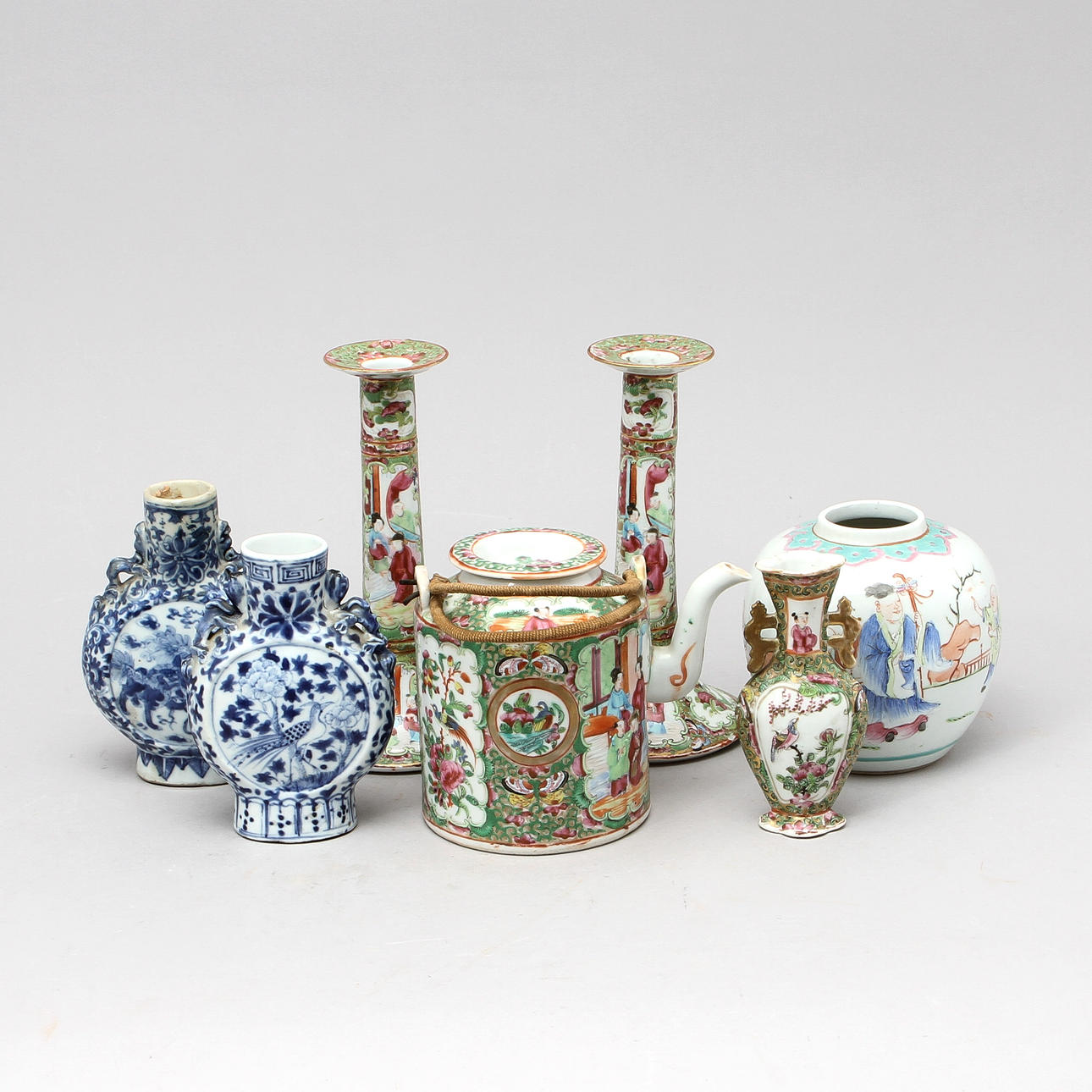 LJUSSTAKAR, 2 st, TEKANNA, PILGRIMSKRUS, 2 st, VAS, samt URNA, Kina, 1800/1900-tal.