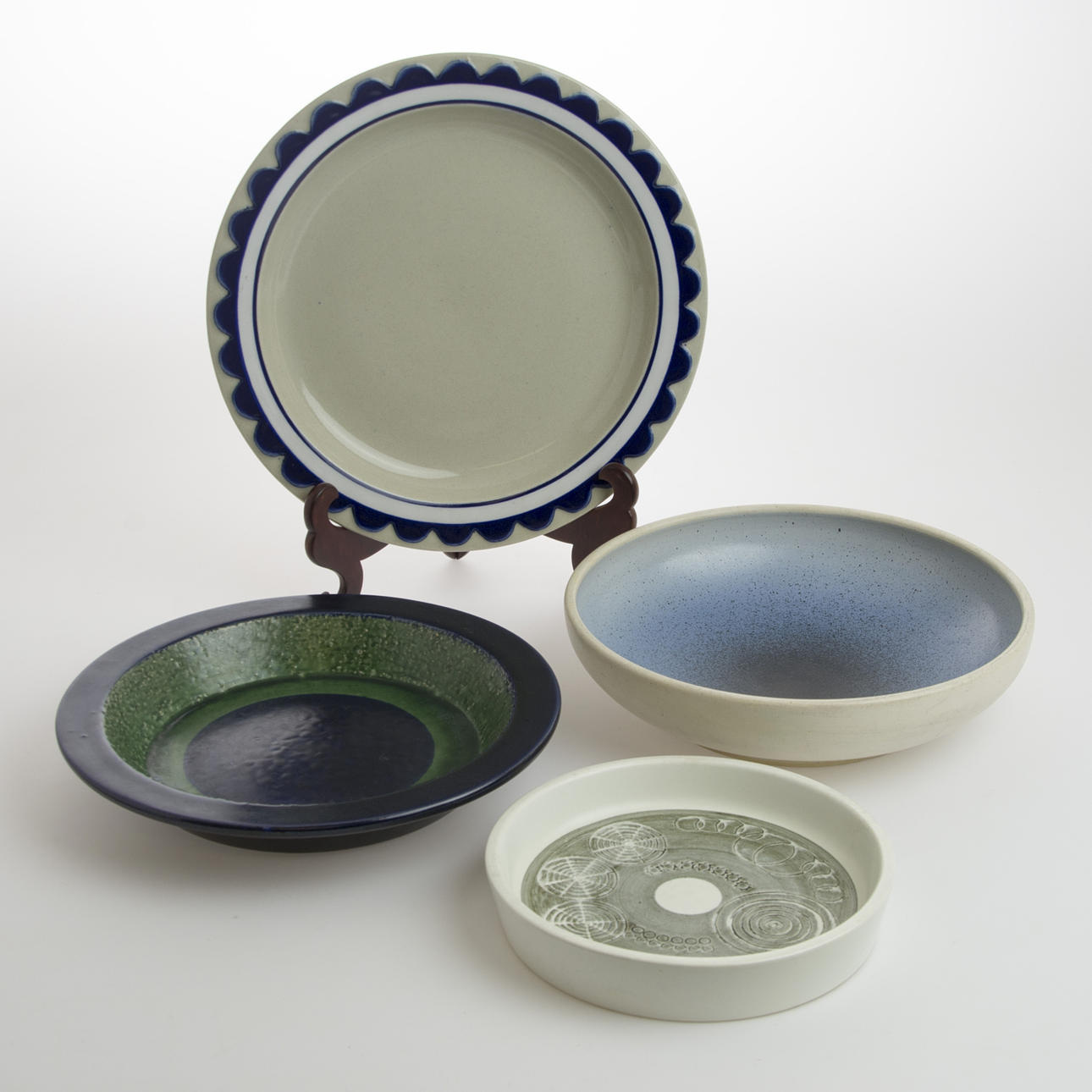 FAT OCH SKÅLAR, 4 delar keramik, bl.a. Mari Simmulson och Olle Alberius.