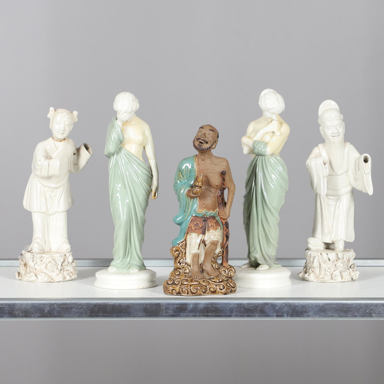 FIVE CERAMIC FIGURES. Ceramics & Porcelain - Rest of the world - Auctionet