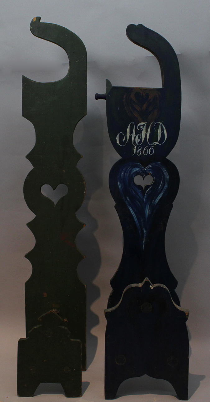 SKÄKTESTOLAR, två stycken. Daterade 1866 respektive 1883.