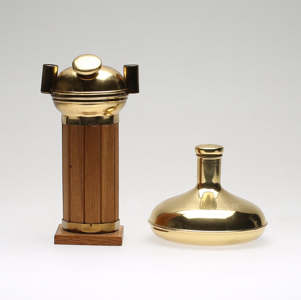 KARAFFER, 2 st, mässing samt trä, 1900-tal.