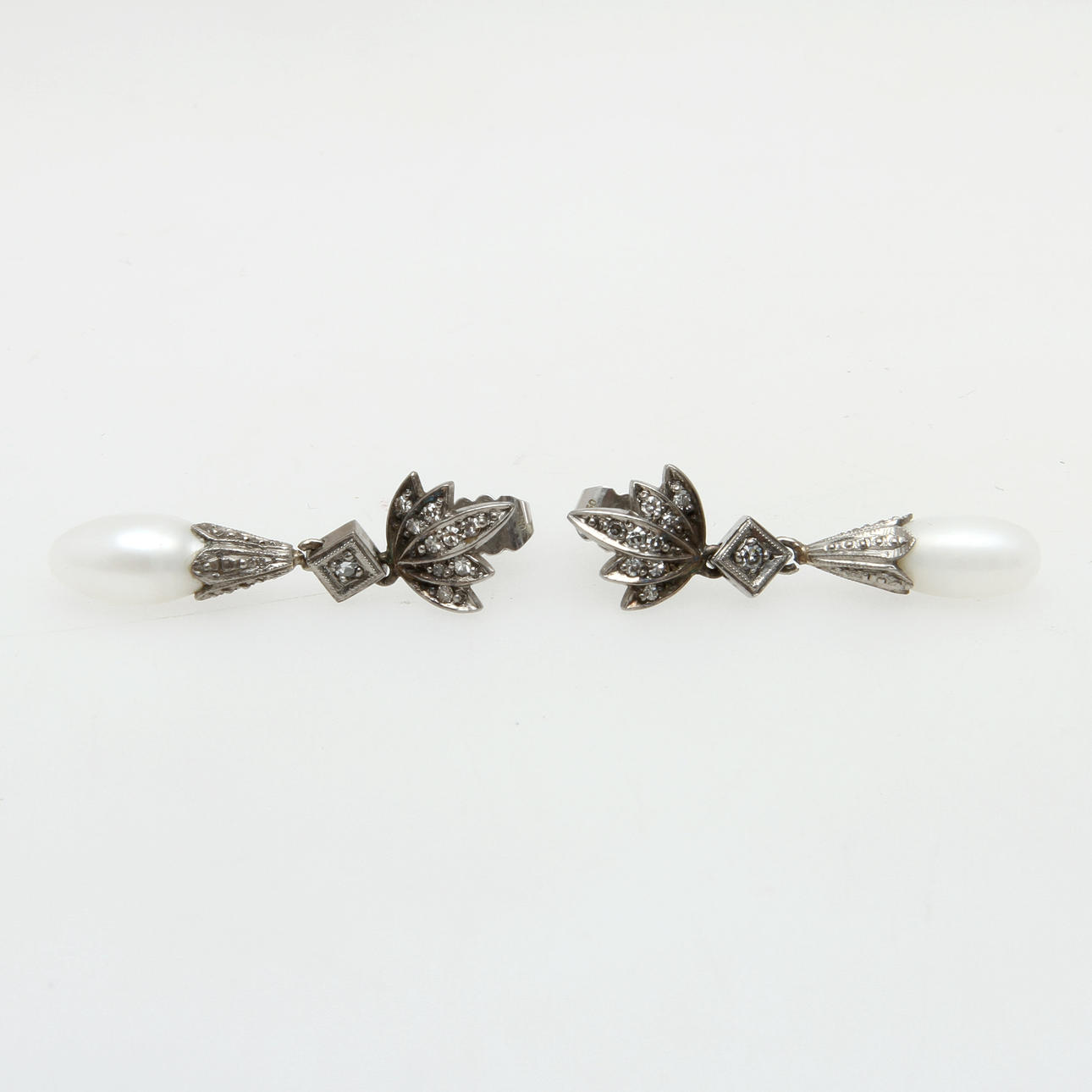 ÖRHÄNGEN, ett par, 18K vitguld med pärlor samt diamanter, 0,20 ct. Vikt 5,1 g.