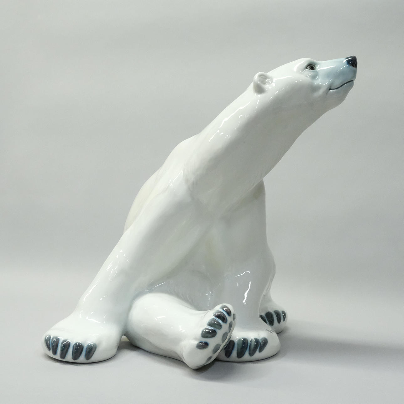 Polar bear walking Niels.Nielsen ３０cm NIELS NIELSEN. FIGURE IN THE FORM OF A POLAR BEAR, ROYAL