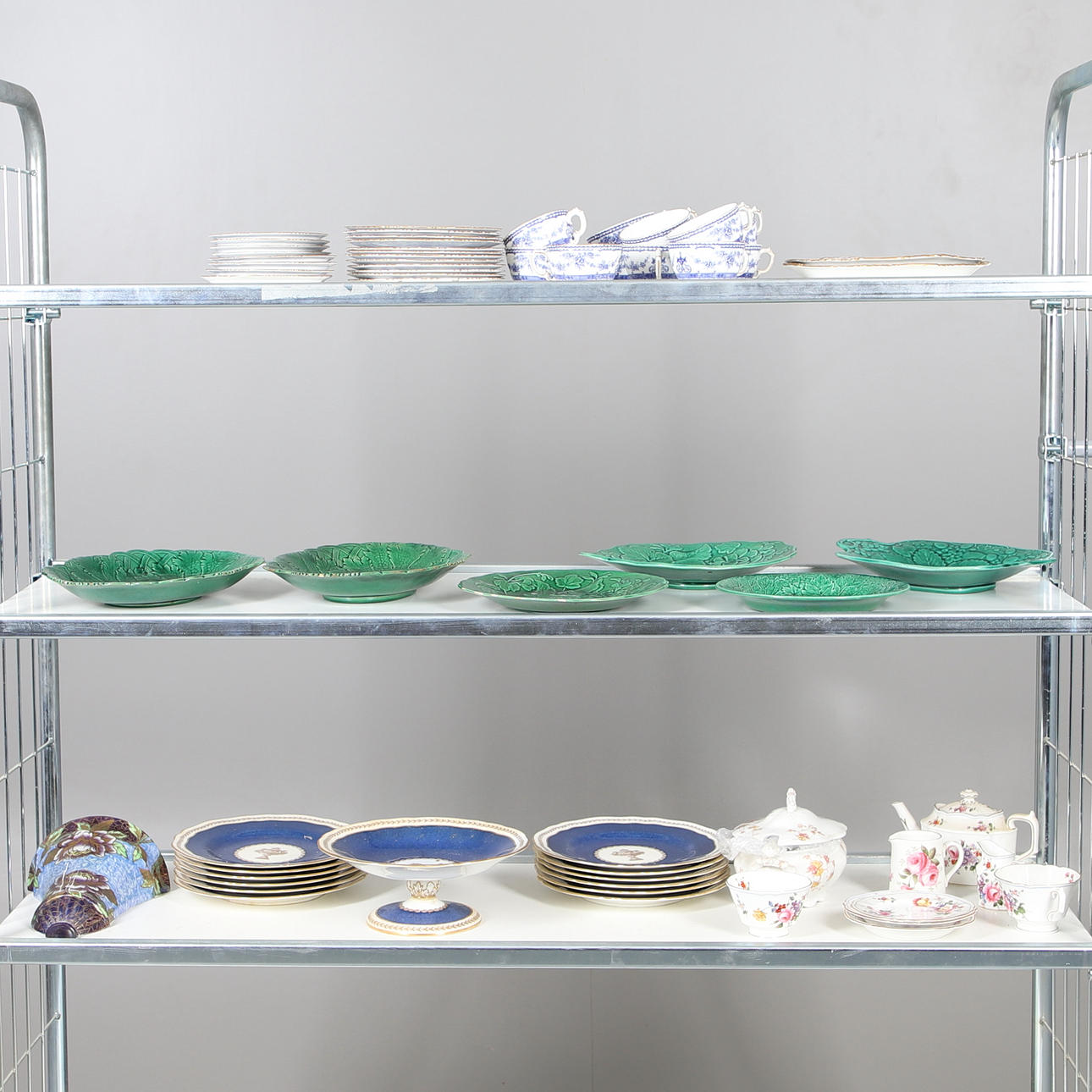 EINE MENGE VERSCHIEDENER KERAMIKEN.