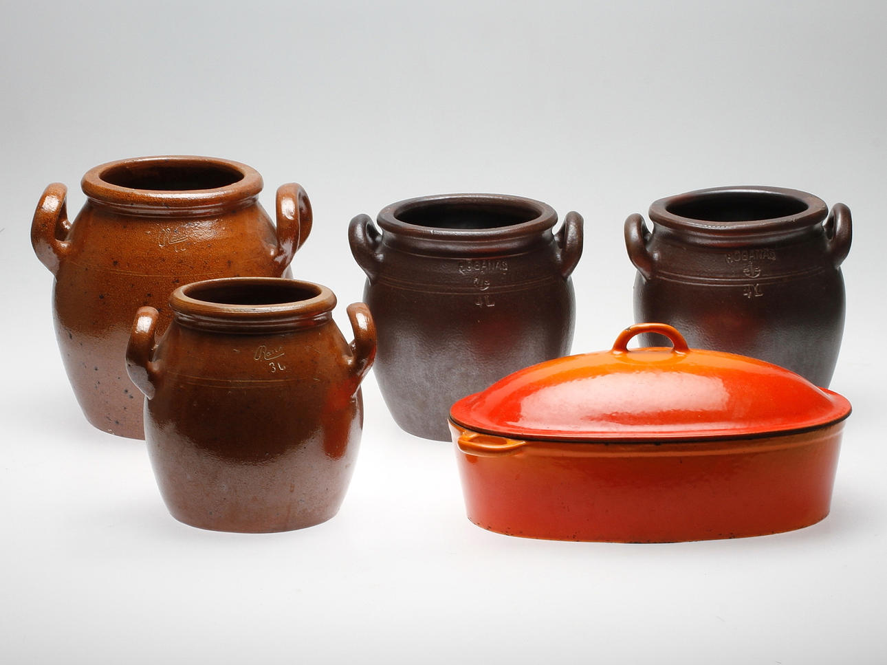 KRUKOR samt GJUTJÄRNSGRYTA, 5 delar.